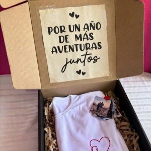 caja de regalo personalizada con camiseta de inicial y fotos – detalles cali