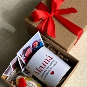 caja de regalo con mug para mamá, fotos personalizadas y ferrero detalles cali