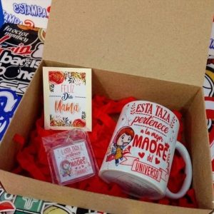 combo de regalo "mejor madre del universo" con mug y llavero detalles cali