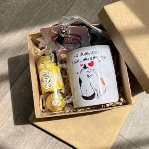 caja de regalo aniversario con mug de gatos personalizado y ferrero rocher – detalles cali