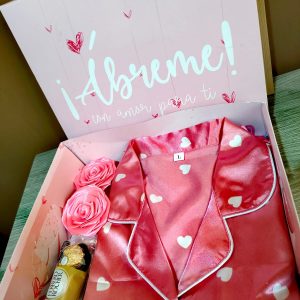 caja de regalo con pijama de satín y chocolates detalles cali