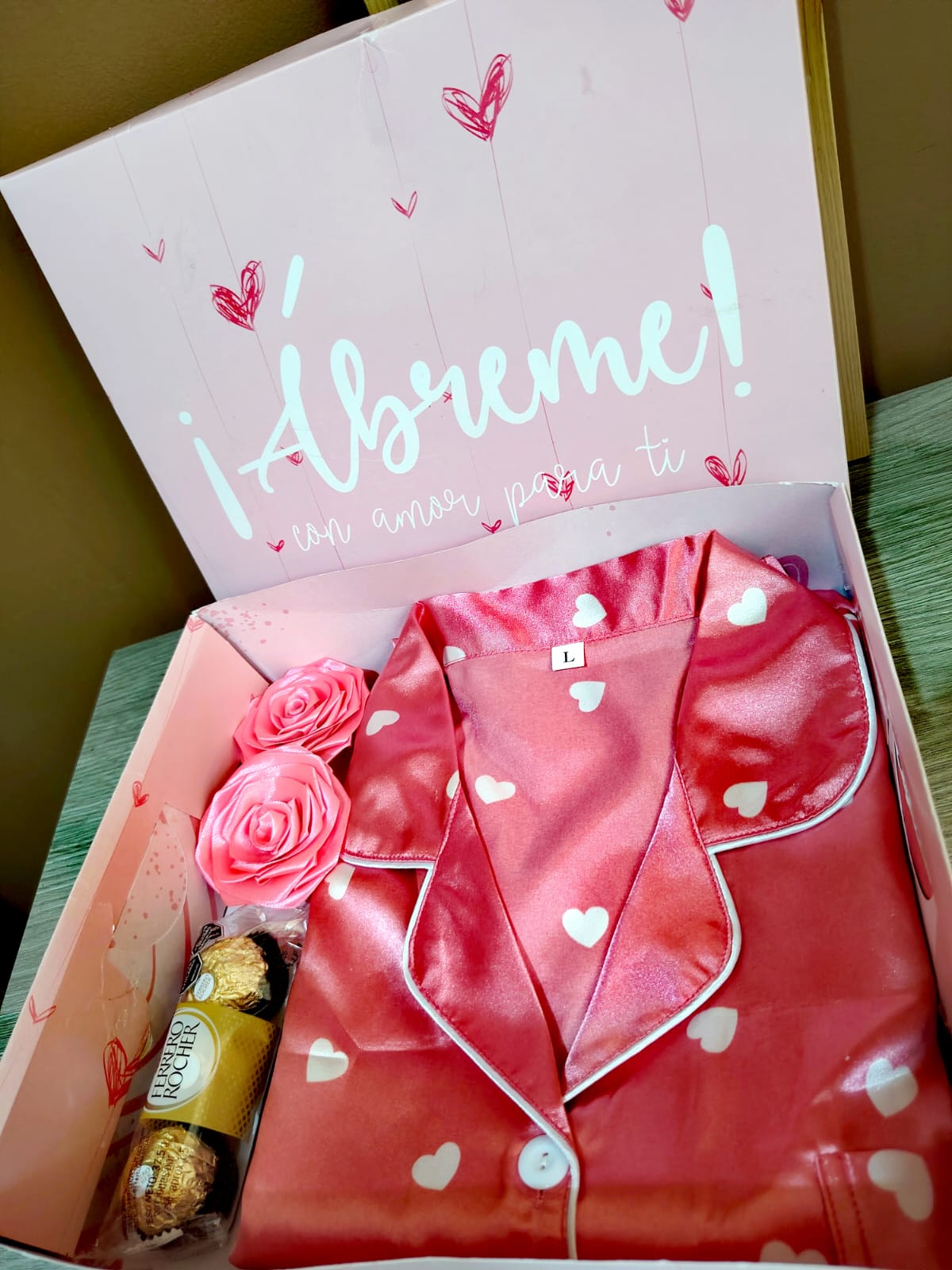 caja de regalo con pijama de satín y chocolates detalles cali caja de regalo con pijama de satín y chocolates detalles cali