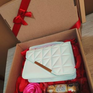 caja de regalo con bolso de lujo y chocolates ferrero detalles cali