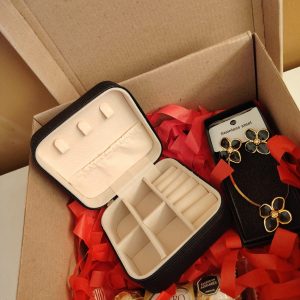 set de joyería con joyero y chocolates ferrero detalles cali