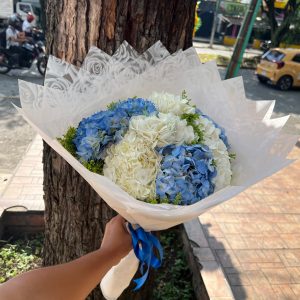 hortensias azules ramo de flores detalle regalo arreglo floral