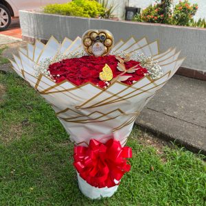 ramo de flores rosas chocolates ferrero detalle regalo mujer
