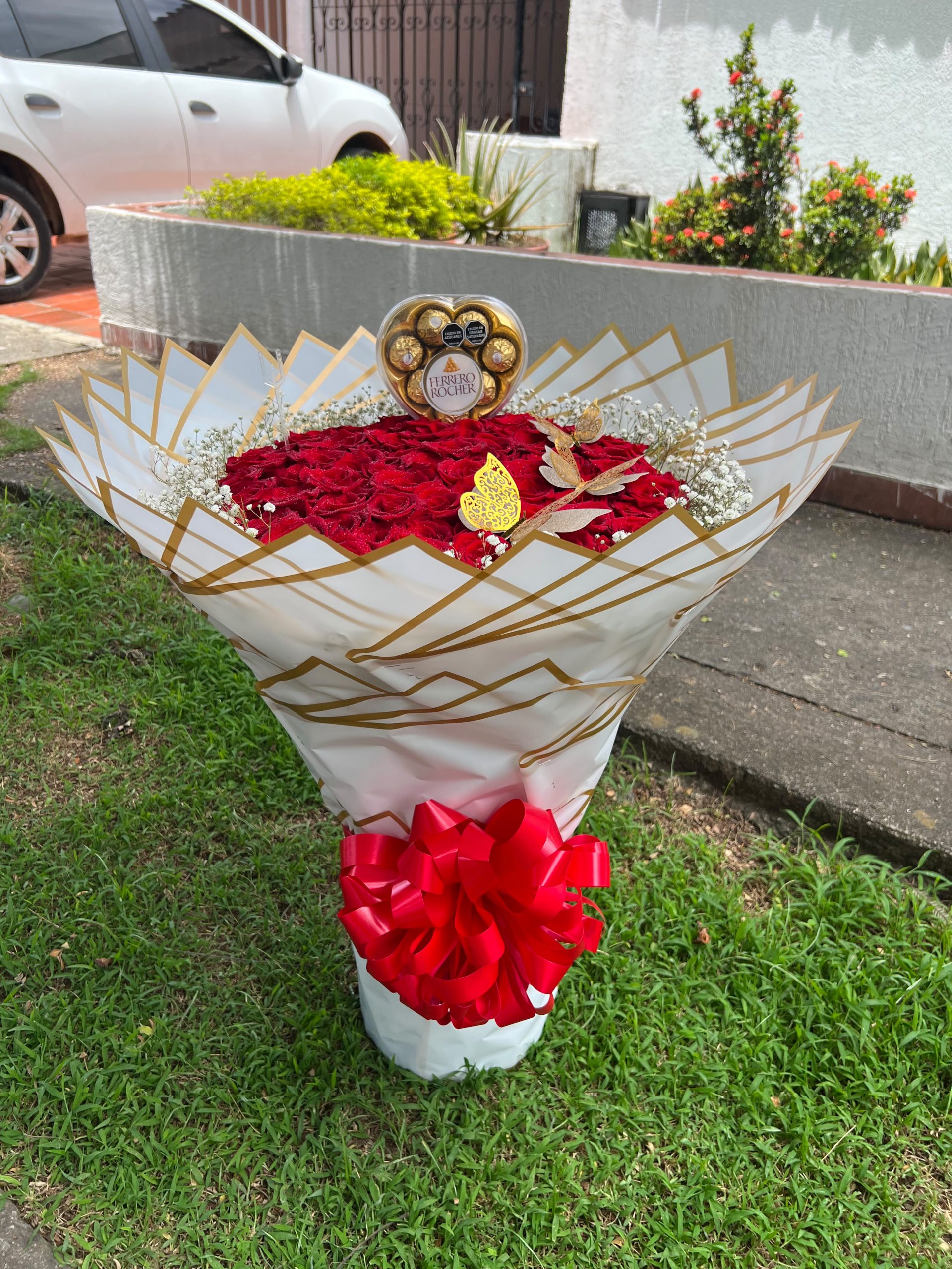 ramo de flores rosas chocolates ferrero detalle regalo mujer ramo de flores rosas chocolates ferrero detalle regalo mujer