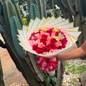 rosas rojas ramo floral arreglo detalle regalo